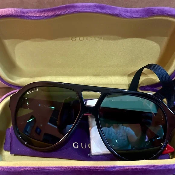 Gucci Black Aviator Sunglasses with Classic Design - Picture 2 of 8
